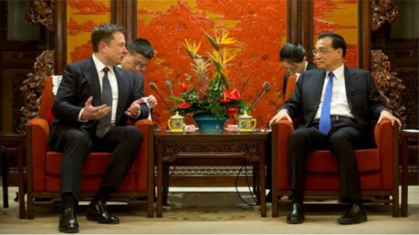 Поки Білий дім веде торговельні та технологічні війни з Китаєм, Ілон Маск зустрічається з китайським прем'єр-міністром у декораціях візиту дорогого закордонного лідера