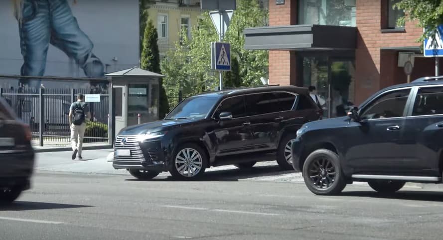 Lexus LX 600, оформленный на Романа Кравца, возле ЖК «Чикаго»