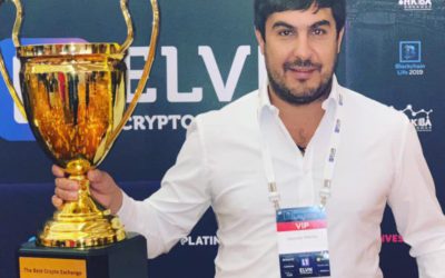 Николай Удянский... Друзья-мошенники! Не повторяйте ошибок Николая. Видите жбан? Посмотрите в его отражение — вы поймете, что перед ним — вестибюль отеля и шесть человек, включая фотографа, а не зал, переполненный фанатами.