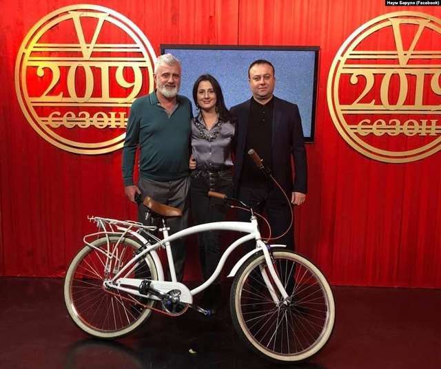 Спільне фото Наума Барулі, його доньки Ірини Борзової і зятя Сергія Борзова Партнер Зеленського Наум Баруля допоміг своїй доньці Ірині Борзовій стати народною депутаткою України, а зятю Сергію Борзову — головою Вінницької обласної військової адміністрації