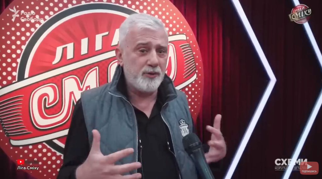 Громадянин рф Наум Баруля стоїть в студії програми «Ліга Сміху» Наум Баруля, що веде бізнес в окупованому Криму, в ефірі програми «Ліга Сміху»