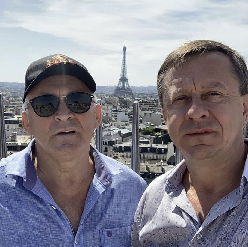 Міський голова Краматорська Олександр Гончаренко і його батько Василь Гончаренко на фоні Ейфелевої вежі у Парижі
