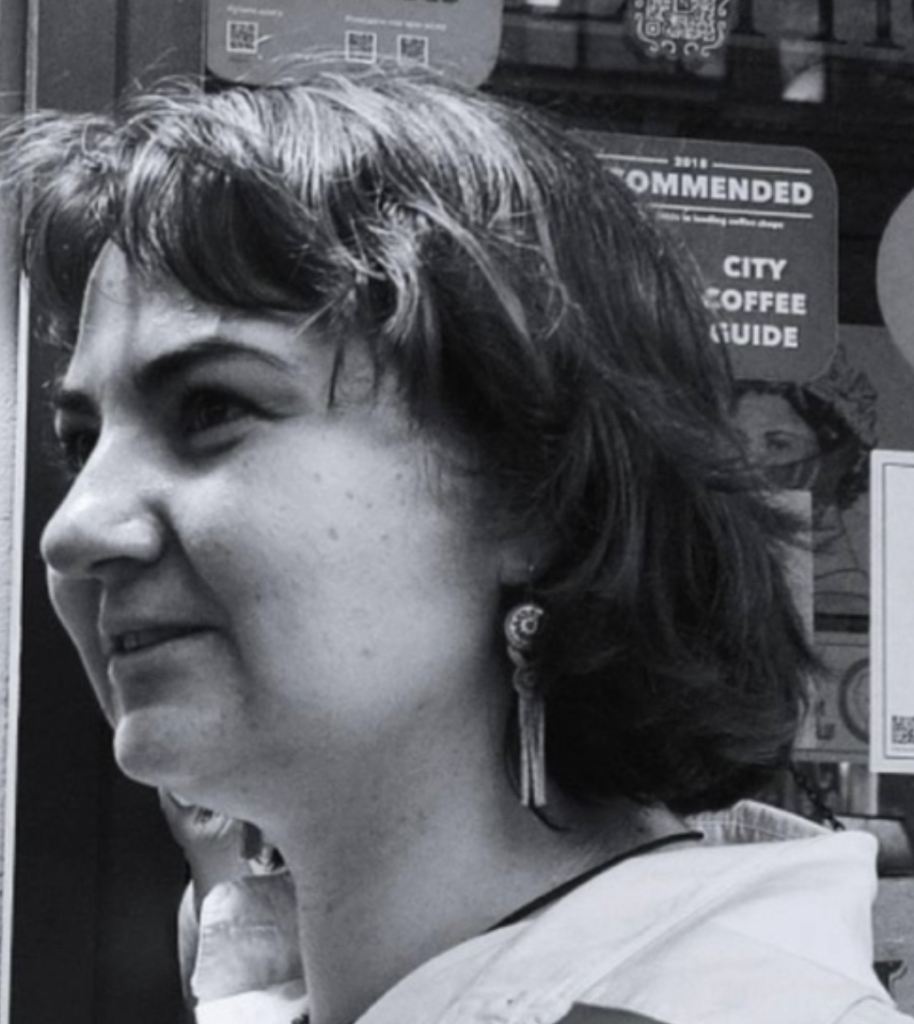 Женщина с серьгами в ушах
