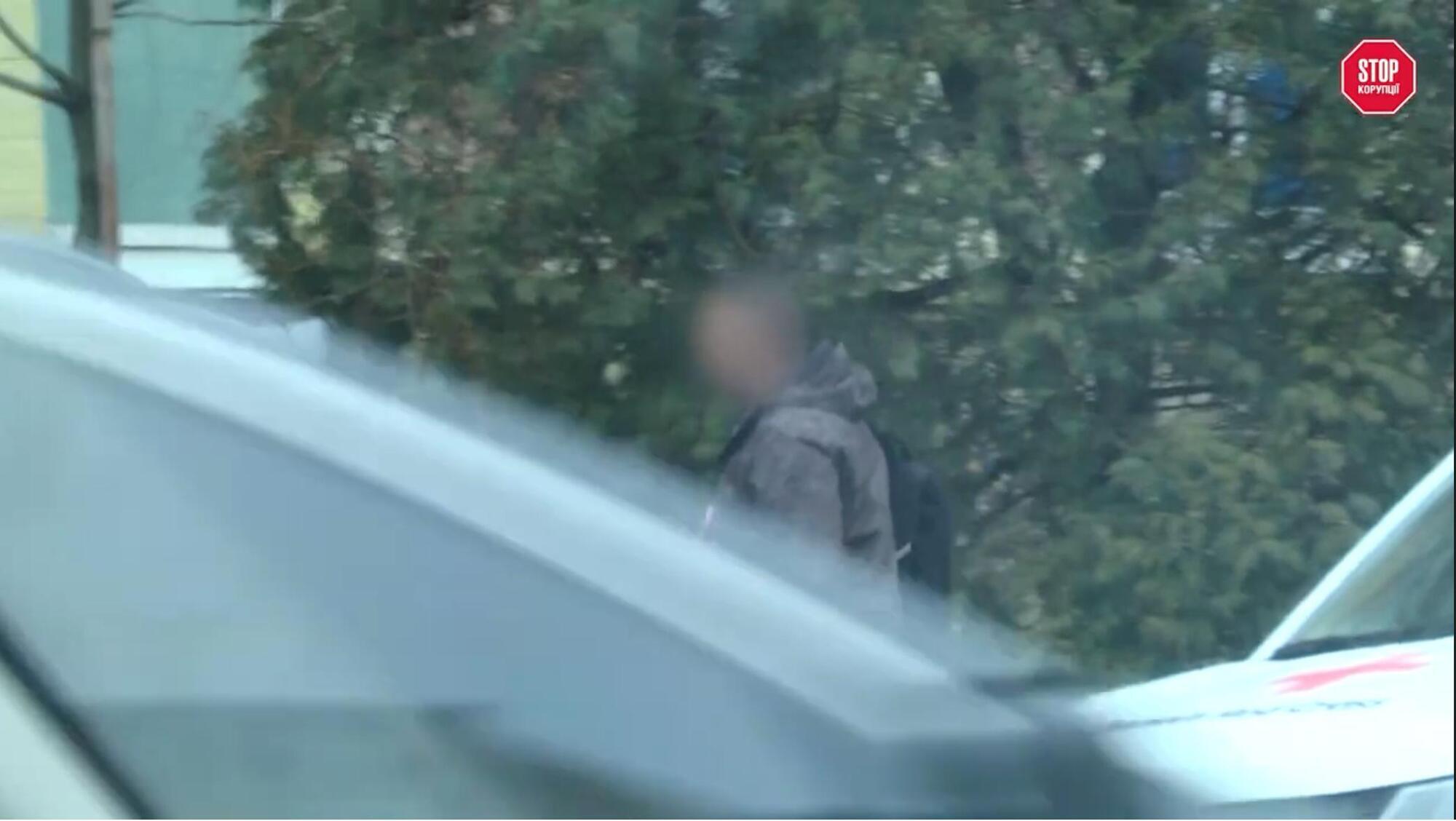 Особи, які ймовірно вивозять готівку з криптообмінника на Пирогова