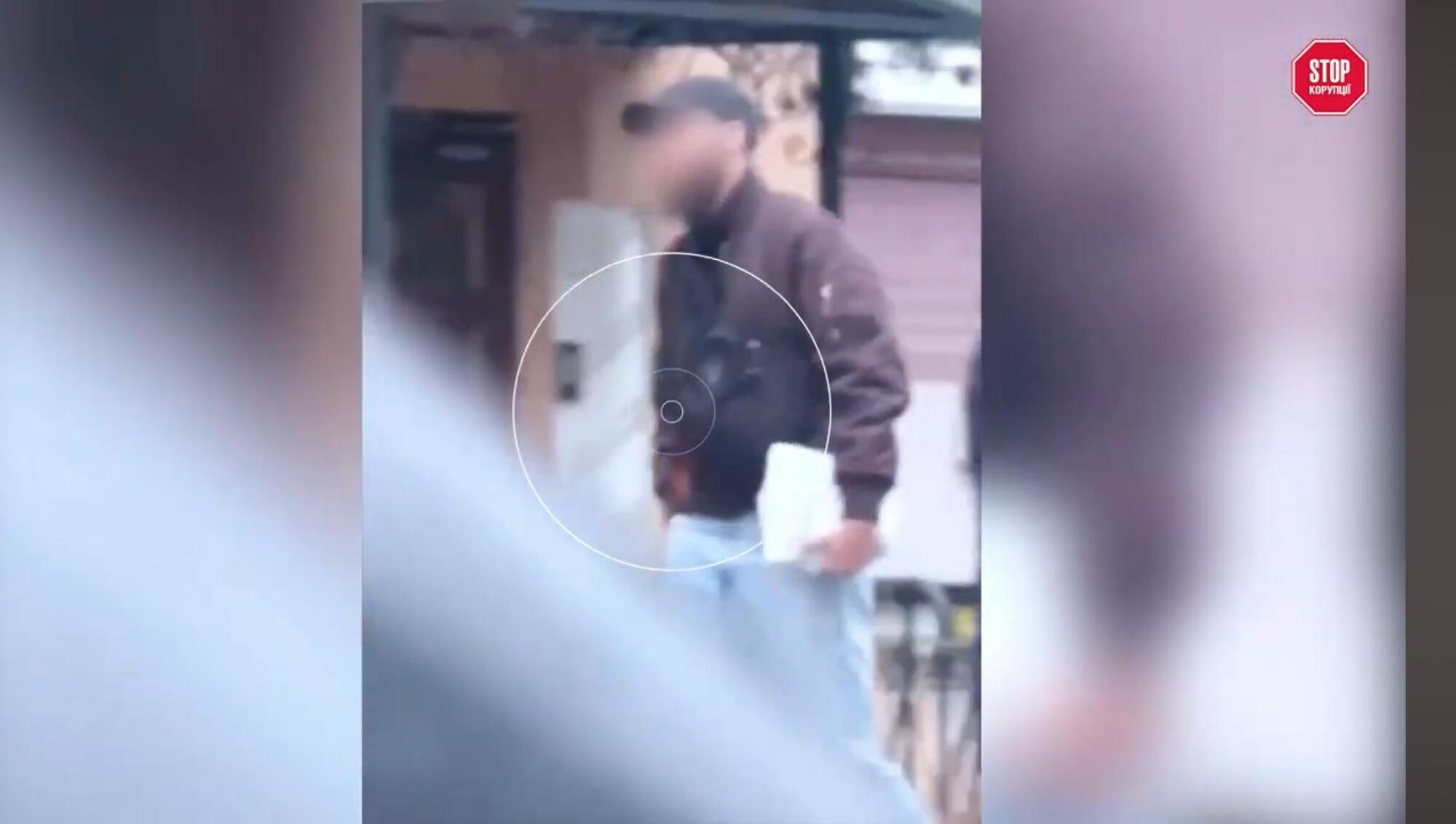 Особи, які ймовірно вивозять готівку з криптообмінника на Пирогова