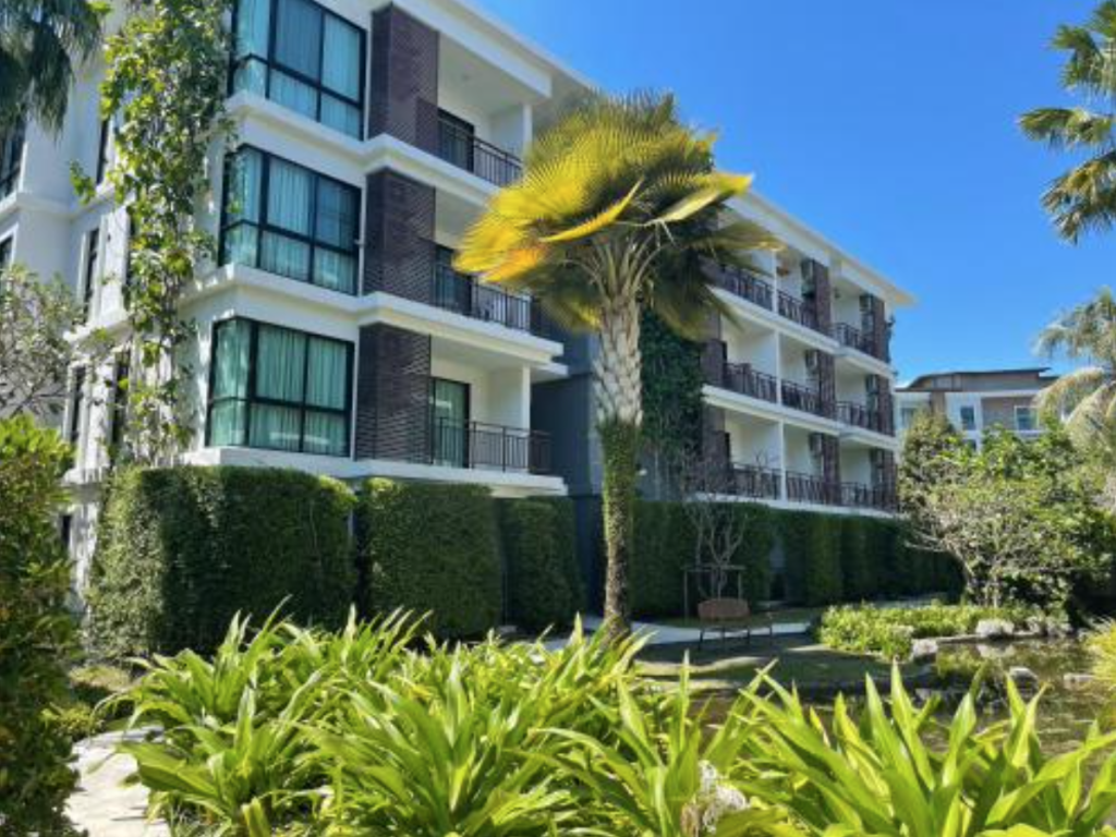 Чотириповерховий новий будинок біля курортної зони з пальмами навколо у Таїланді, в якому наймовірніше купив квартиру Микола Удянський
