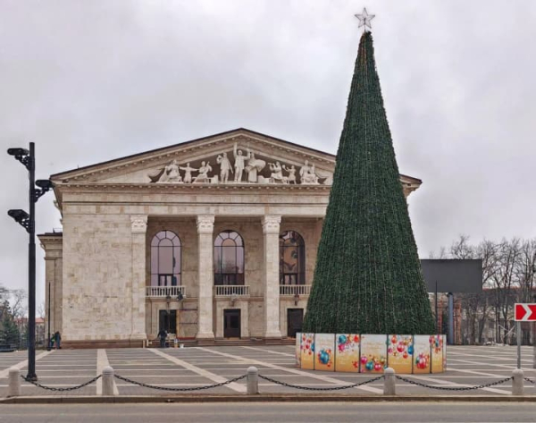 Комедія на місці трагедії: росіяни відкрили продаж квитків у драмтеатрі&hellip;