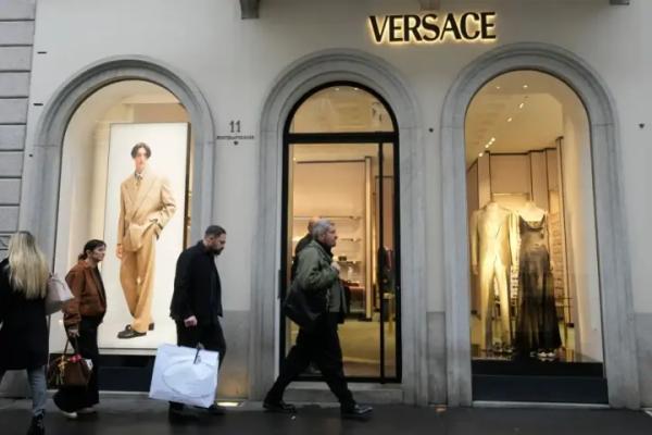 Кадрові зміни у Versace: Креативний директор Вітале звільняється після поглинання бренду Prada