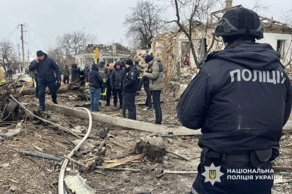 Російська ракета влучила в житловий мікрорайон Умані: поліція показала наслідки&hellip;