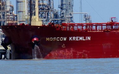 США зупинили штурм танкера “тіньового флоту” після появи на ньому&hellip;