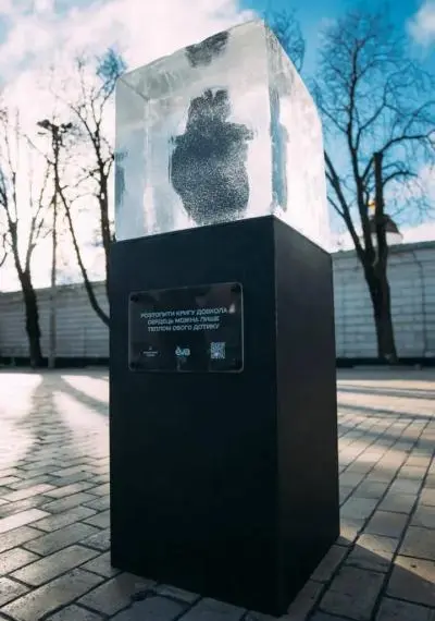 Серце в крижаній брилі: на Софійській площі в Києві з’явилася інтерактивна різдвяна інсталяція