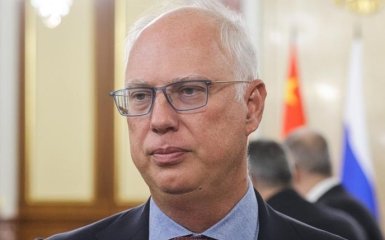 “Заберіть 13 солдатів”. Кремль висміяв конфлікт США та ЄС