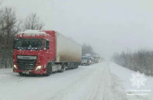 Рух вантажівок на трасі Київ-Чоп обмежили на Рівненщині через снігопад