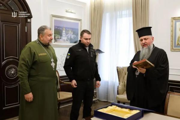 Реліквія для ПЦУ: ГУР передало Митрополиту Епіфанію унікальну ікону Архангела&hellip;