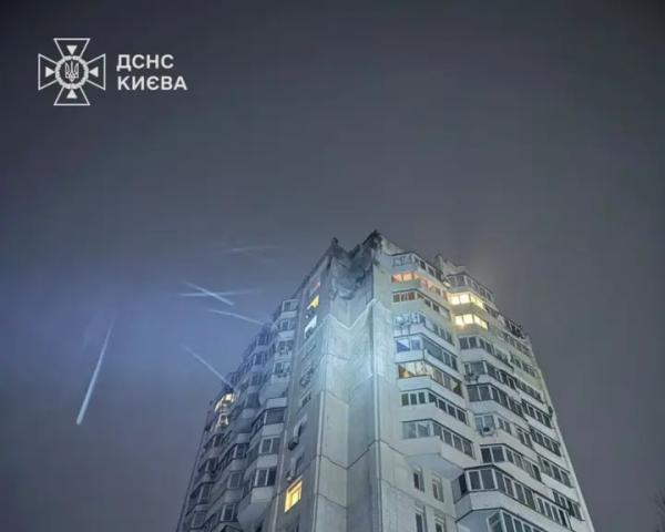 Російський дрон уночі влучив у багатоповерхівку в Києві: показали наслідки