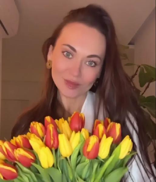 Новий роман? Анна Саліванчук зачарувала шанувальників ніжним танцем із квітами