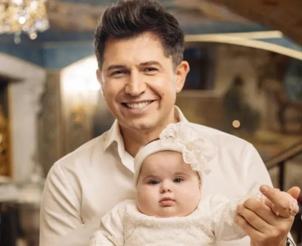 Андрій Джеджула охрестив доньку Емілію та вперше показав її обличчя