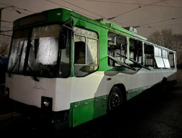 Атака рф на Дніпро: пошкоджено комунальне підприємство та автотранспорт