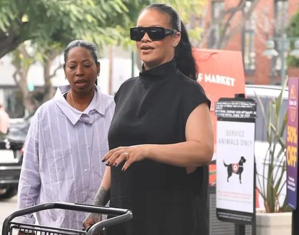 Ріанна з кільцем на пальці підігріває чутки про заручини