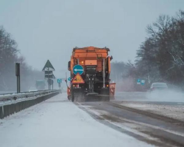 Основні дороги в Україні проїзні, але місцями ожеледиця – дорожники