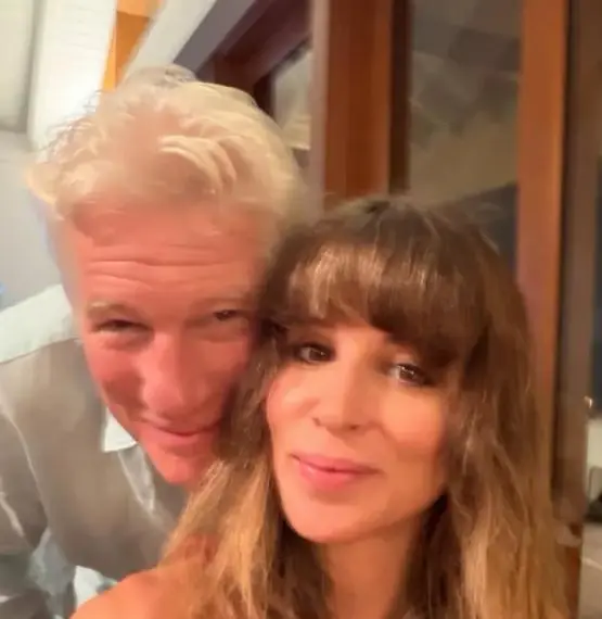 Річард Гір ніжно привітав дружину і засвітився з дітьми на рідкісних кадрах