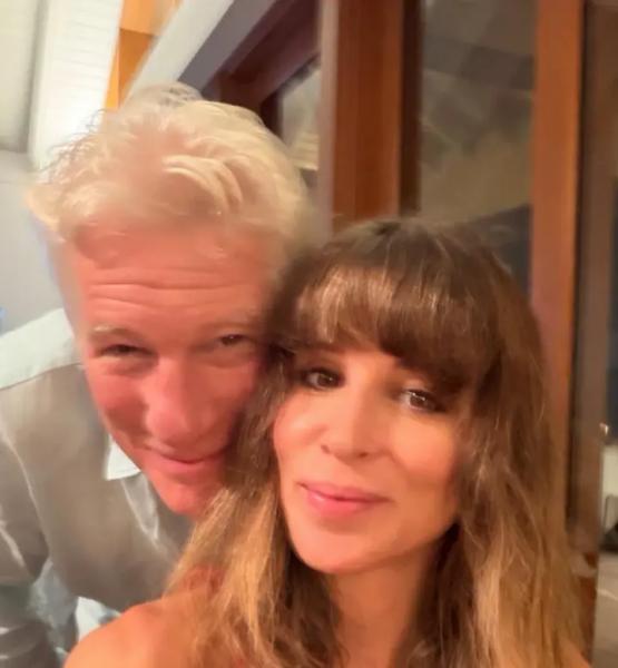 Річард Гір ніжно привітав дружину і засвітився з дітьми на рідкісних кадрах