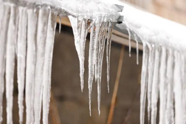 У Києві через потепління зростає ризик падіння бурульок – рятувальники&hellip;