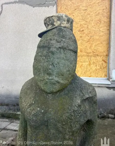 Українські військові евакуювали кам’яних баб із зони ударів рф на Запоріжжі