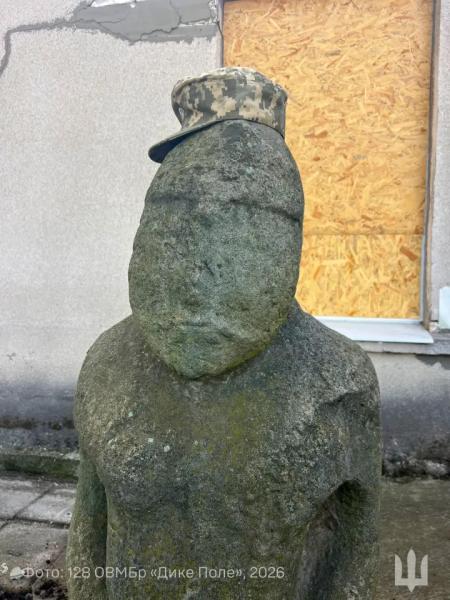 Українські військові евакуювали кам’яних баб із зони ударів рф на&hellip;