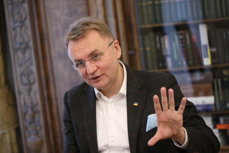 Мільйони без звіту, зачистка ЗМІ та лавки по 141 тисячі: як влада Львова і Андрій Садовий влаштували розпил на бренді «Unbroken»