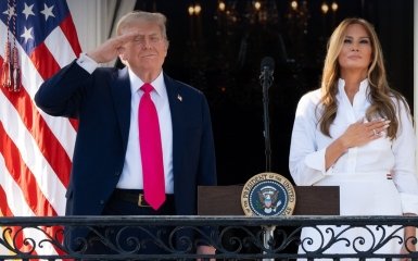Трамп скаржиться, що Меланія забороняє танцювати під “гімн гомосексуалістів”