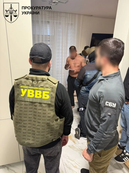 Незаконний виїзд: депутат і поліцейський заробили $700 тис. 10