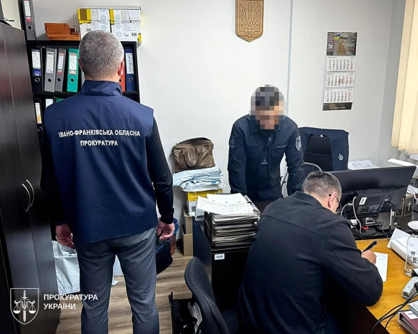 Завантаж застосунок: поліція Прикарпаття за вимагання $5 тис.