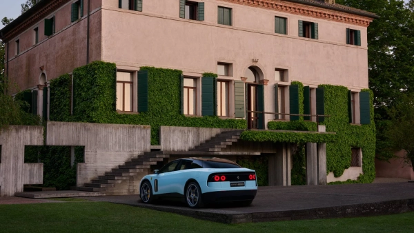 Ferrari Luce: Завантажити застосунок потужного електромобіля 29 Ferrari Luce - задній вигляд