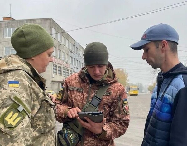 ТЦК: Чому мобілізованих позбавляють телефонів?