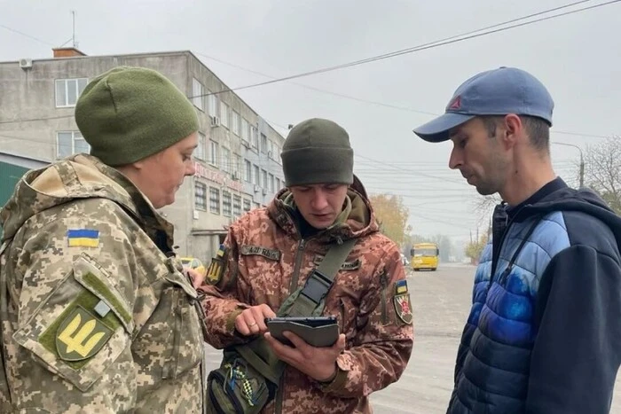 ТЦК пояснив, чому у мобілізованих забирають телефони 