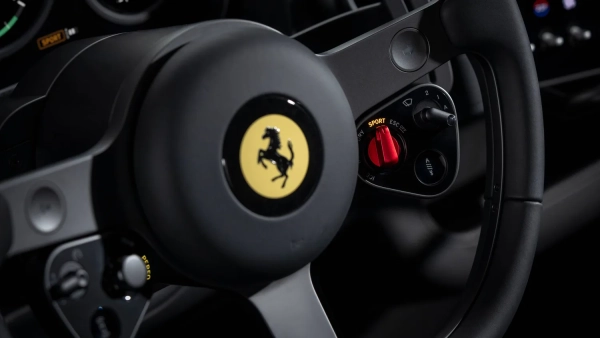 Ferrari Luce: Завантажити застосунок потужного електромобіля 30 Ferrari Luce - інтер'єр (передні сидіння)