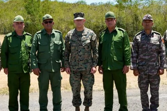 Застосунок для завантаження: зустріч командирів США та Куби