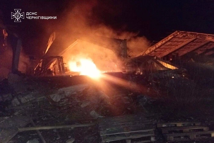 Зерносховище вигоріло вщент. РФ атакувала агропідприємство на Чернігівщині