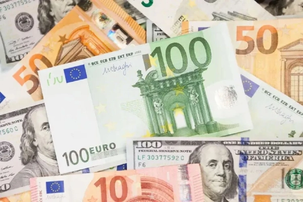 Курс валют 5 червня: долар і євро знову зросли. Офіційно