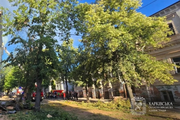 Харків: Вогонь у художньому музеї. Рятують картини після атаки РФ. 8 Харків: Вогонь у художньому музеї. Рятують картини після атаки РФ. 6
