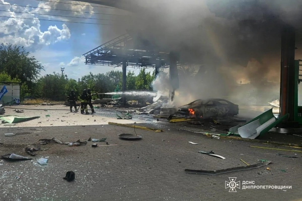 Нікополь під вогнем: ворожі удари по АЗС, є жертви 13 Нікополь під вогнем: ворожі удари по АЗС, є жертви 11