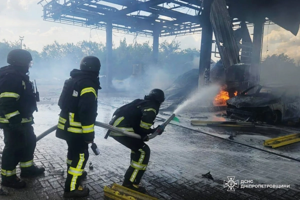 Нікополь під вогнем: ворожі удари по АЗС, є жертви 12 Нікополь під вогнем: ворожі удари по АЗС, є жертви 10