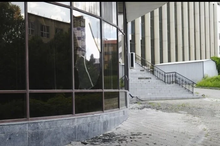Росіяни вчергове пошкодили Палац «Україна»: момент удару потрапив на відео