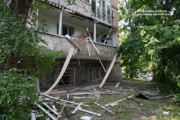 РФ вдарила по супермаркету в Запоріжжі: постраждали батько та дитина 15 РФ вдарила по супермаркету в Запоріжжі: постраждали батько та дитина 13