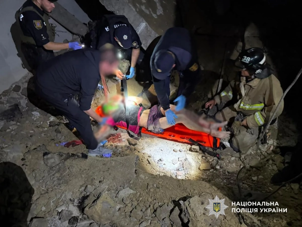 Одещина: Рятувальники визволяли чоловіка з-під плити 5