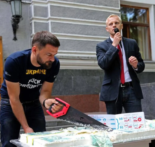 “Стоп-паразит”: 10 схем розкрадання допомоги активістами