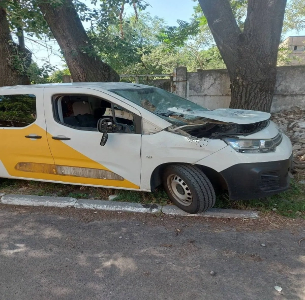 Удар по Укрпошті в Нікополі: поранено водія 5 Удар по Укрпошті в Нікополі: поранено водія 3