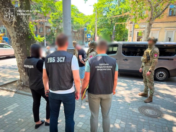 Головна 51 На Одещині полковника впіймали на хабарі $23 тис. за вплив…