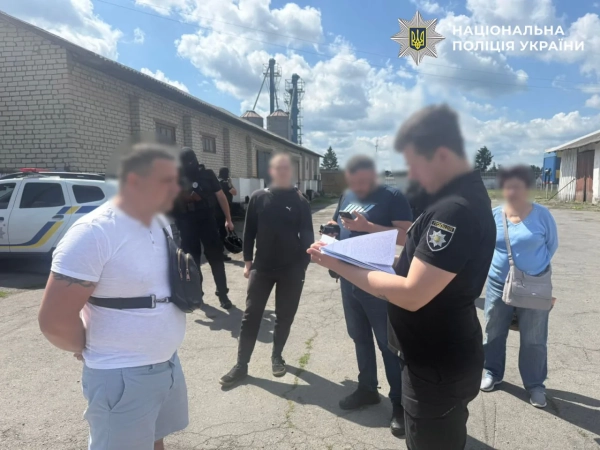 Бурштинова схема на Рівненщині: знайдено десятки кілограмів та валюту